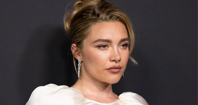 Florence Pugh melltartó nélkül bulizott Ibizán, átlátszó csipkeruhájából csak úgy ordít a meztelenség