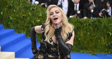 A 66 éves Madonna természetellenesen fiatalnak tűnik legfrissebb fotóin, miközben a világ legrövidebb miniruhájában pózol