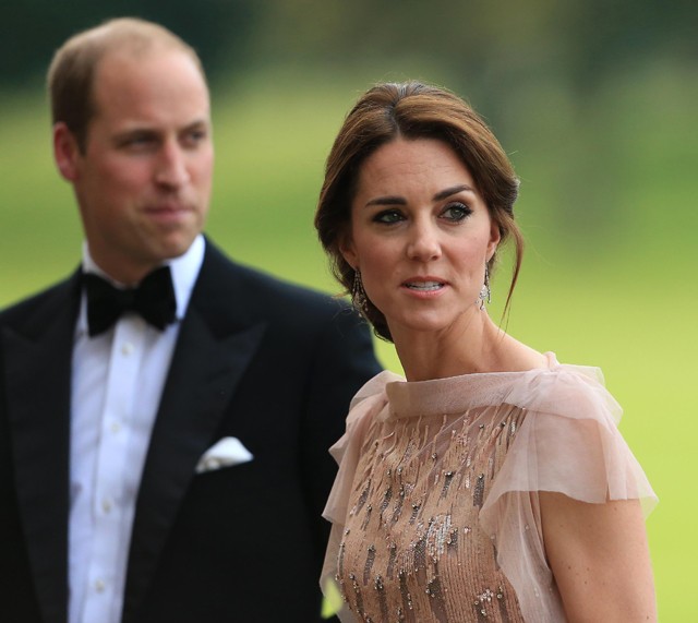 Jaj, ne: Katalin hercegné nagyon kínosan reagált Vilmos herceg érintésére