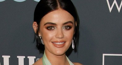 Lucy Hale köldökig kivágott mentaszínű ruhája maga a csoda
