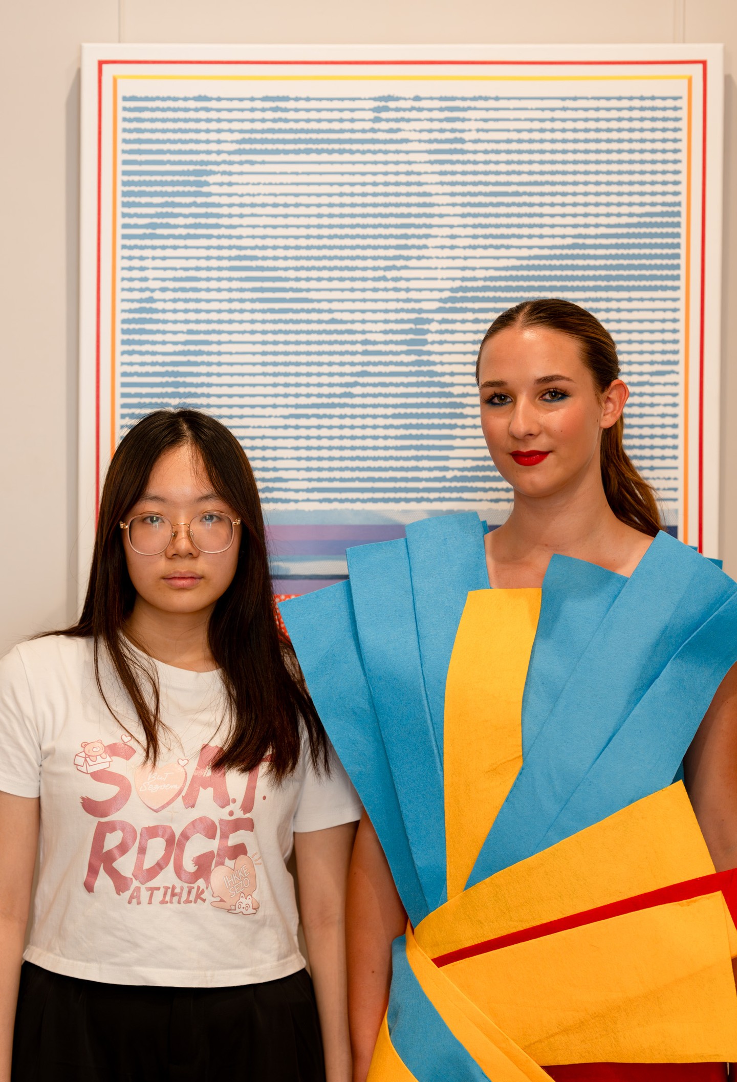 Zhang Ya Qi kreációja az őt inspiráló Kusovszky Bea egyik festménye előtt