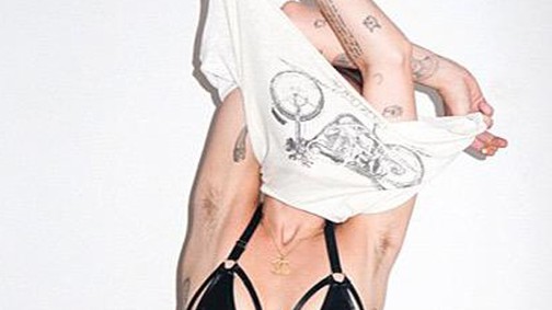 Hónaljszőrt és szadomazo melltartót mutat Miley Cyrus