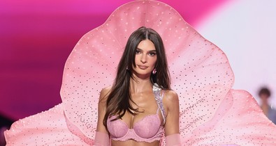 Emily Ratajkowski vörös pucérmelltartója a legbátrabb ruhadarab, amit valaha láttunk