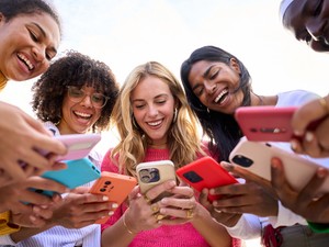 Ha valaki napi órákat tölt azzal, hogy mások életét nézi a neten, az fokozza a szorongást, és szélsőséges esetekben akár depressziót is okozhat