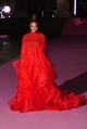 A haute couture mestere, Stéphane Rolland ismét bizonyította zsenialitását Janet Jackson lenyűgöző megjelenésében. Az élénkpiros, földig érő kreáció szoborszerű szabásával és drámai vonalvezetésével az este egyik legemlékezetesebb darabja volt, amelyet a 2025 őszi/téli Couture bemutatóján került bemutatásra.