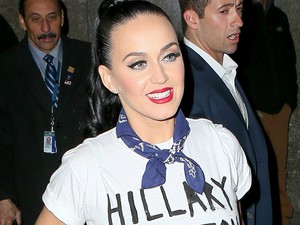Férfiak! Katy Perry meztelenre vetkőzik, hogy megértsétek mire kell szavazni!