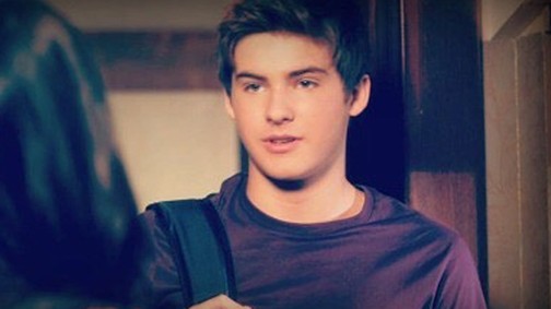 A Pretty Little Liars-ben még Aria lázadó öccse volt! Nézd, milyen jó pasi most!