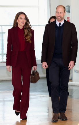 Egy egyszerű és letisztult, bordó Roland Mouret nadrágkosztümöt, barna táskát és fekete magassarkút viselt, amikor meglepetésszerűen megjelent a londoni Charing Cross Kórházban Vilmos herceg oldalán. 