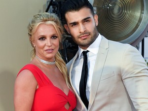 Britney végig bohóckodott, pasija inkább szexizett a vörös szőnyegen