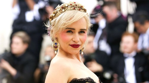 Emilia Clarke templomi szobornak sminkelte magát