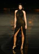 Kendall Jenner egy fekete, finoman áttetsző, combtőig felsliccelt estélyiben vonult végig a Le Défilé kifutóján, ami tökéletesen kiemelte az alakját. 