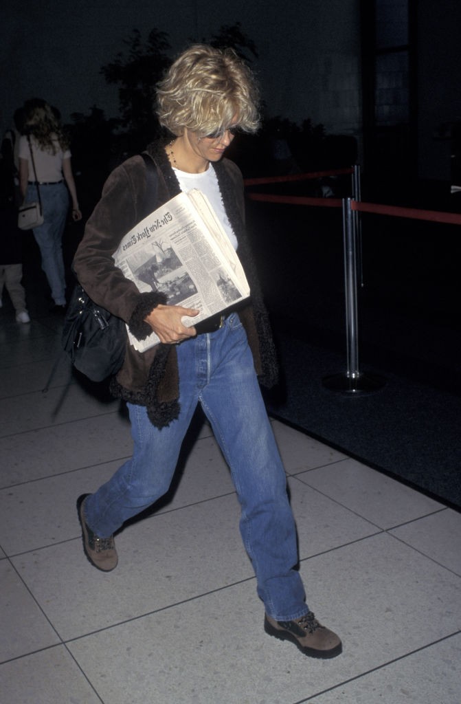 A Los Angeles-i reptéren farmerben és barna, őszi kabátban csípték el a lesifotósok 1996-ban. 