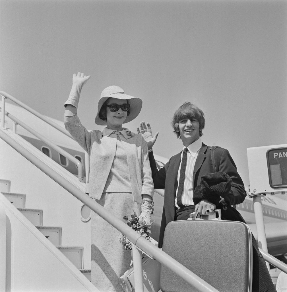 A hatvanas évek közepén a brit kultúra aranykorát élte: a filmiparban Vivien Leigh, a zenében pedig a Beatles uralta a világot. 1964 júniusában a londoni repülőtéren készült ez a különleges felvétel, amelyen a kétszeres Oscar-díjas színésznő Ringo Starrtól búcsúzik, mielőtt a zenész Ausztráliába indul a Beatles világkörüli turnéjára.