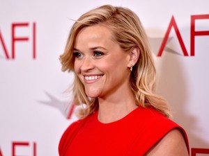 Reese Witherspoon szuperlaza szettben szeli Hollywood utcáit