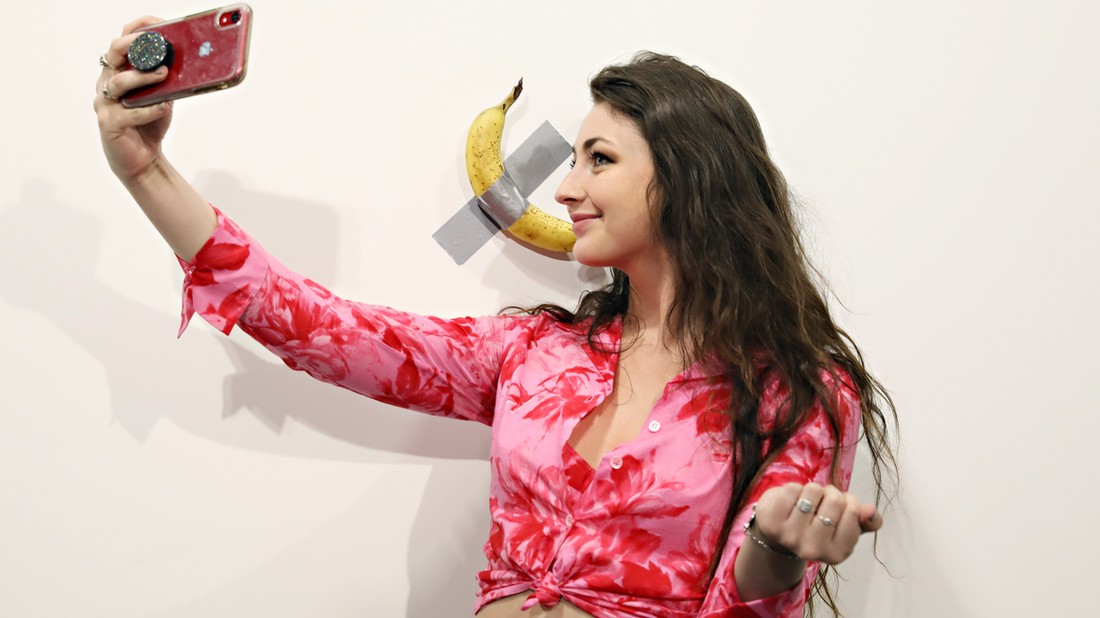 Maurizio Cattelan banánja, a Comedian című alkotás sokakat szemöldökráncolásra késztet