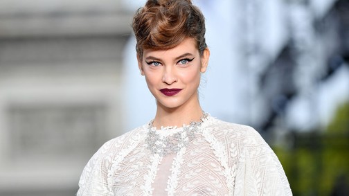 Emlékszel még, amikor Palvin Barbara hófehér meztelenruhában lépett kifutóra? Íme a legkockázatosabb ruhái a karrierje során 