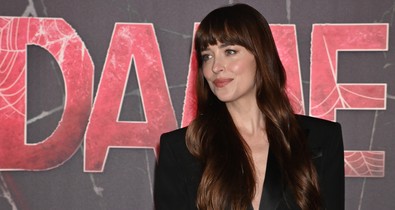 Dakota Johnson pucérruhája kimerült egy ezüst pókhálóban