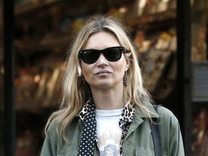 Kate Moss London utcáin bolyong, kicsit elveszve