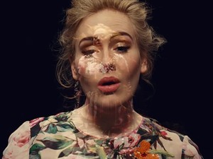 Soha ne nézd meg Adele új klipjét, ha már ittál előtte!