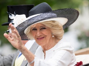 Hoppá! Kamilla királyné nyilvánosan flörtölt egy férfival, aki nem a férje