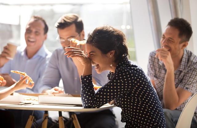 Ezért fontos, hogy a munkahelyi barátságaidat a magánéletben is ápold
