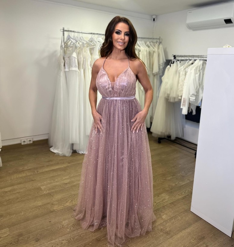 Ebben a púderrózsaszín, finoman csillámló tüll-kreációban egyszerűen gyönyörű!