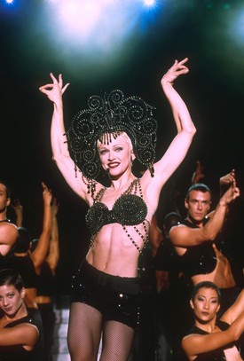 A Girlie Show turné inspirációját 1993-ban az indiai öltözékek ragyogó, flitterrel és kövekkel kirakott keleties világa adta, de fekete, szexi, sortos, neccharisnyás – vagyis kihívóan madonnás – változatban.