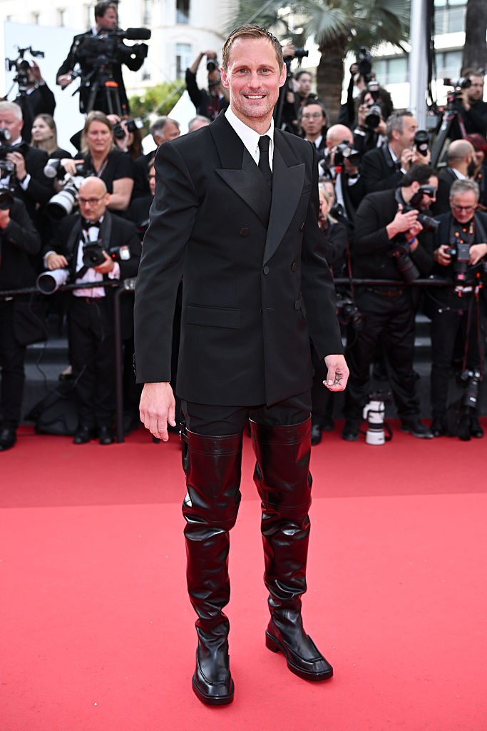 Alexander Skarsgård gyakorlatilag fél évig titokban tartotta, hogy édesapa lett. Bár 2022 novemberében őt és barátnőjét, Tuva Novotnyt babakocsit tologatva fotózták le, a színész csak 2023 tavaszán árulta el a kamerák előtt, hogy valóban gyermeke született. 