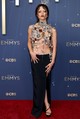 Jenna Ortega a 2025-ös Emmy-gálán bebizonyította, hogy a gótikus elegancia igazi királynője. A színésznő egy Givenchy kreációban lépett a vörös szőnyegre, amely a '90-es évek kultikus Jól áll neki a halál című filmje előtt tisztelgett. A gazdagon ékszerezett, strukturált felsőrész és a sötét, drámai esésű szoknyarész tökéletesen ötvözte a vámpíros romantikát a kortárs haute couture precizitásával, bebiztosítva helyét a történelem legmerészebb vörös szőnyeges megjelenései között.