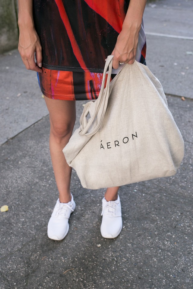 Mészáros Lúcia óriási vászontáskáját mutatja meg nekünk ma