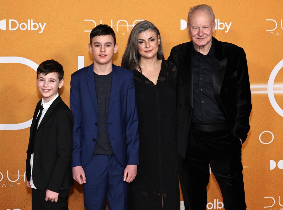 Ossian és Kolbjörn Skarsgard, valamint szüleik, Megan Everett-Skarsgard és Stellan Skarsgård a Dűne második részének premierjén