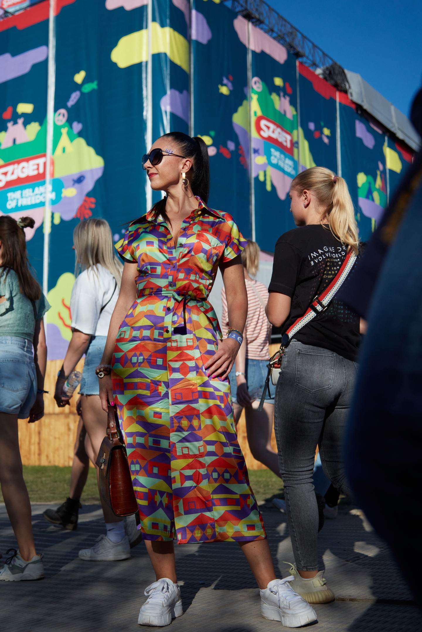 Katalin (Magyarország) - Overall: TOMCSANYI, Napszemüveg: RALPH LAUREN, Táska: NINI, Tornacipő: PUMA