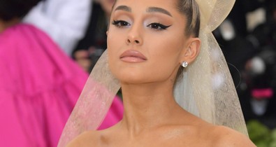 Ariana Grande nagyon szeretheti ezt a gigantikus masnit a hajában, hisz már Met gála óta viseli