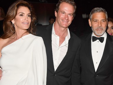 George Clooney és Rande Gerber pilótának, míg Cindy Crawford légiutas-kísérőnek öltözött Halloweenkor