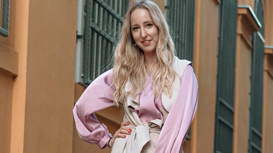 Előtérben a nőies vonalak: Ismét egy magyar tervezőt köszönthetünk a Gardróbnaplóban