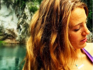 Blake Lively így szoptatja kislányát