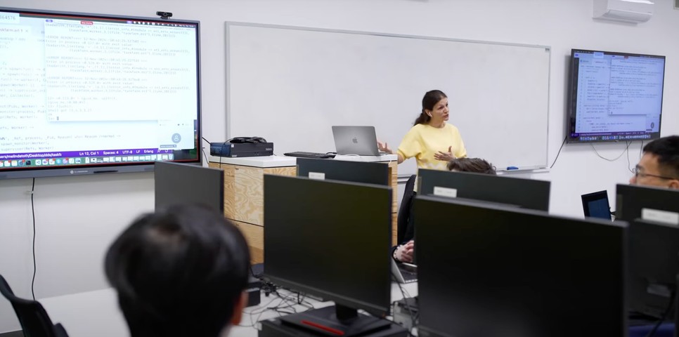 Az ELTE Informatikai Karán a hallgatók valós ipari és kutatási projektekben is részt vehetnek – az oktatás és a jövőépítés kéz a kézben jár.