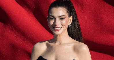 Anne Hathaway élete legizgalmasabb meztelenruháját viselte, óriási feltűnést keltett a vörös szőnyegen