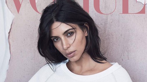 Kim Kardashian Kanye West szakadt ruháiban pózol a Vogue magazin címlapján
