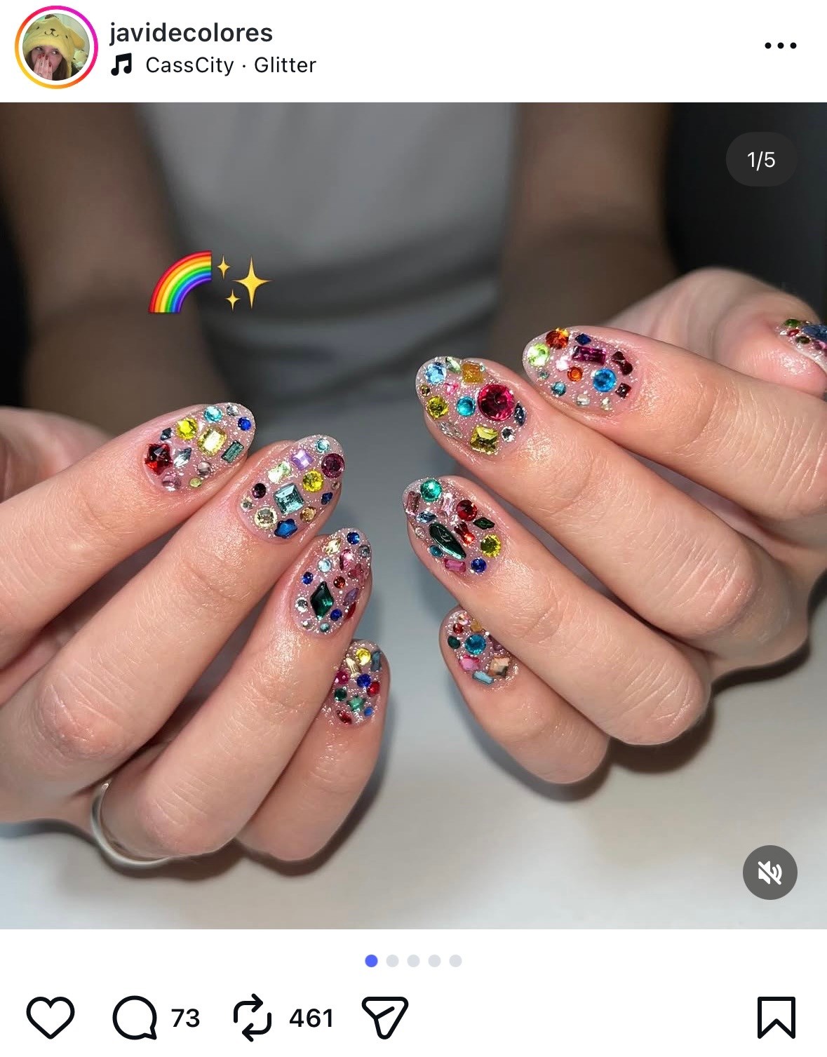 Kövek mindenhol - csillámos alaplakk és egész körmös díszítés, ez a dizájn az igazán bevállalósak kedvence