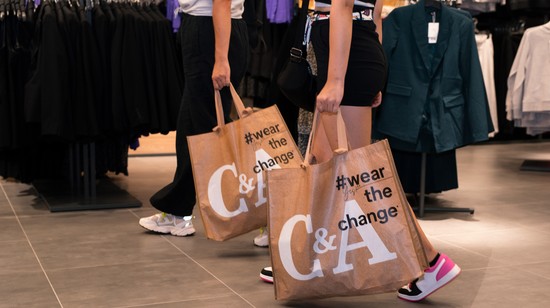 A C&A trendi ruhákkal segítette a Van helyed alapítvány egyik iskolakezdő diákját