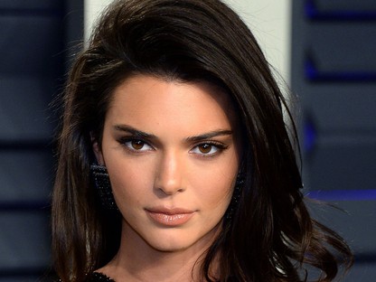 Kit érdekelnek a díjak? Kendall Jenner a szeméremdombját mutogatta az Oscar-partin
