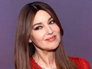 Monica Bellucci 60 évesen is bevállalta a meztelenruhát: a gyönyörű színésznő a vörös szőnyegen ragyogott párja oldalán