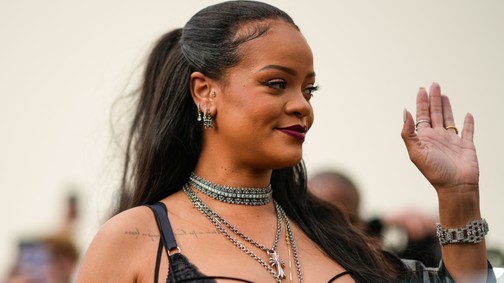 Rihanna áttetsző kombinéban mutatta meg kerek hasát a Dior bemutatóján