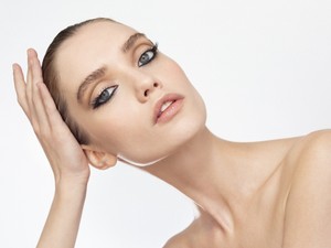 Így készíts igazán elegáns, klasszikus sminket modern csavarral