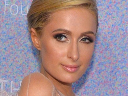 Paris Hilton-nál már csak testvére tud habosabb ruhát választani... 