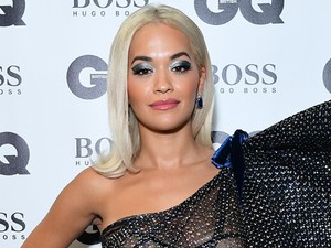 Rita Ora megint az utcán mutogatta a kebleit