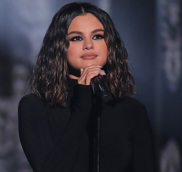 Íme a smink nélküli Selena Gomez, aki bikiniben napozgat egy jachton