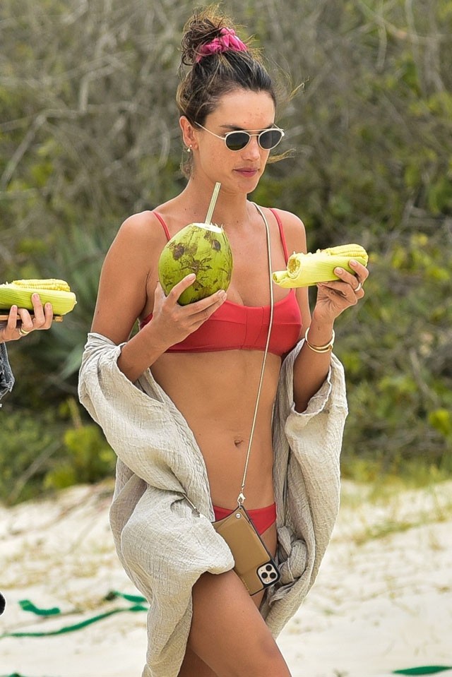 Egészen elképesztő, mennyire jól néz ki  a 38 éves Alessandra Ambrosio bikiniben