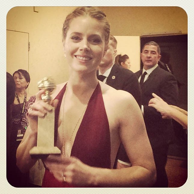Amy Adams bájosan és büszkén mosolyog díjával a backstage-ben.